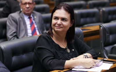 Rosa Neide: Não aos ataques e aos cortes sobre a educação!